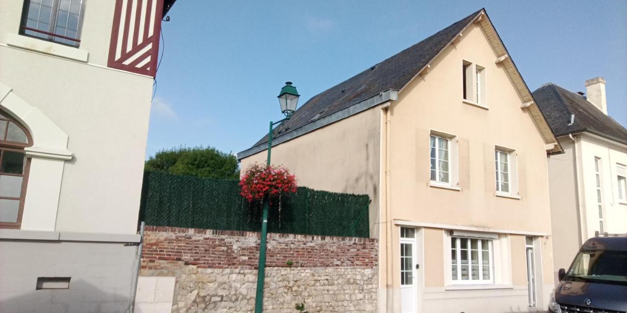 Le Plain Pied Sur Place Le Mele-sur-Sarthe Exterior photo