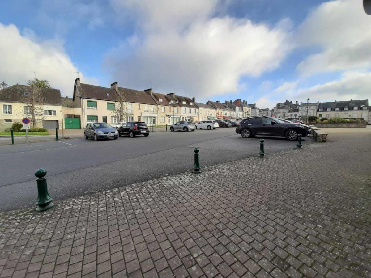 Le Plain Pied Sur Place Le Mele-sur-Sarthe Exterior photo